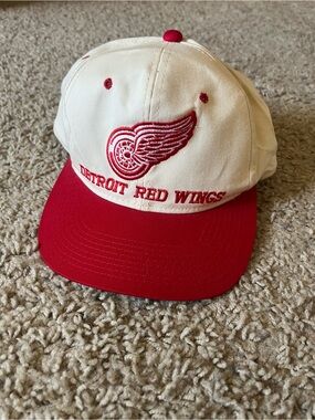 Detroit Red Wings Vintage Two-Tone Strapback Hat — Cream & Red